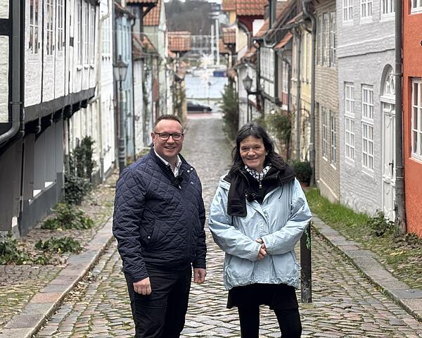 Der Flensburger SSW-Landtagsabgeordnete Christian Dirschauer mit der "Petuh-Tante" Hilke Rudolph. Foto: Merle Bornemann